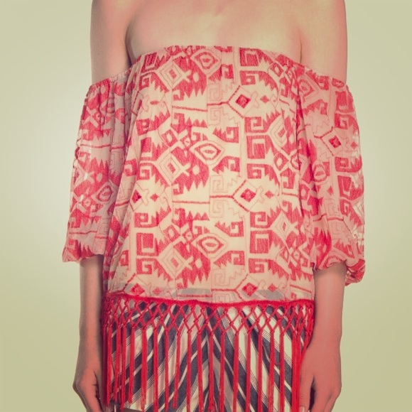 Line & Dot off the shoulder fringe top NEW!😍