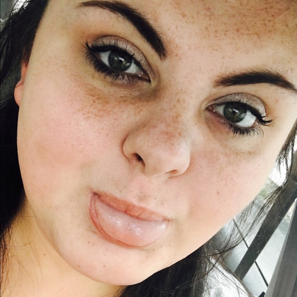 Meet your Posher, Caitlin