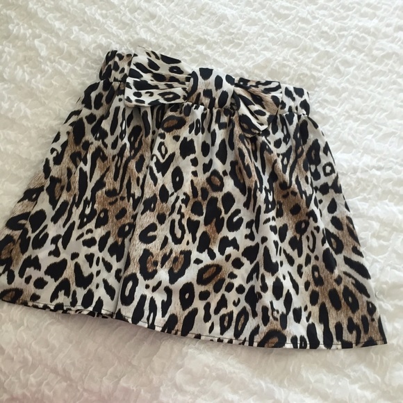 Flirty Leopard Print Skirt w/ Bow - Picture 2 of 4