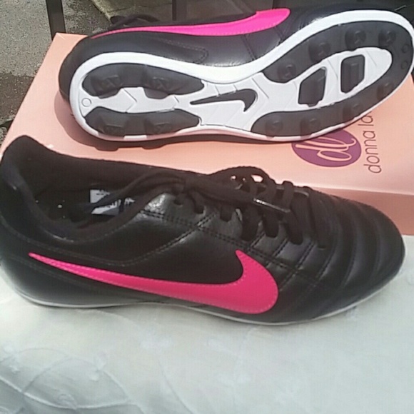 NWOB Girl's size 4.5 Nike soccer cleats