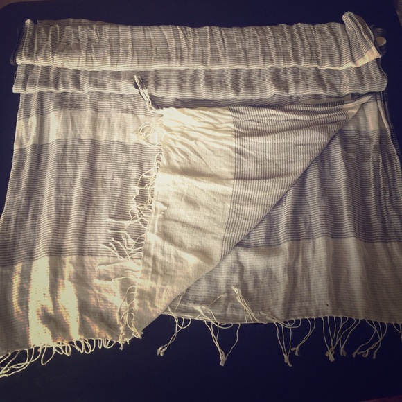 Large scarf - Picture 1 of 1