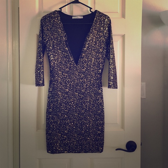 Beautiful gold and black low cut party dress!!