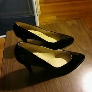 Black patent caressa vintage pumps size 6.5m