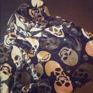 Skulls scarf