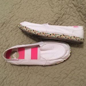 8.5 Comfy white Roxy shoes with multi color trim