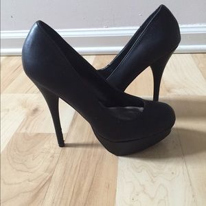 Black pumps