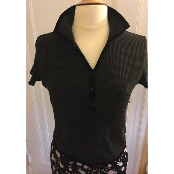 Ribbed short sleeve cotton top.