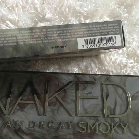 Urban Decay Naked Smoky Palette - Picture 3 of 4