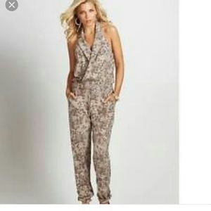 Beautiful!! Guess pantsuit sz 6