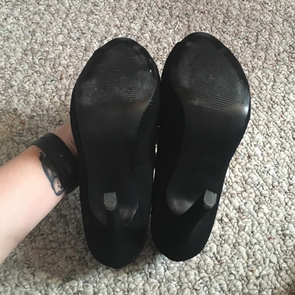 Black heels - Picture 3 of 3