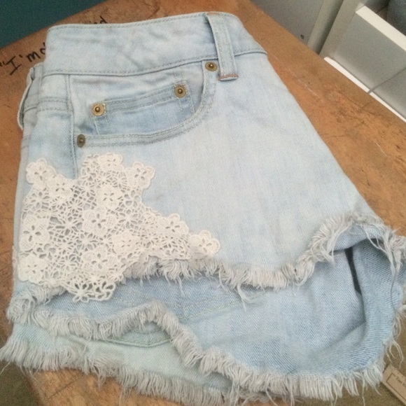 AE Lightwash Lace Detail Cutoffs