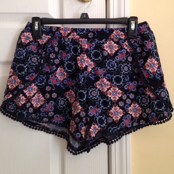 Patterned Flowy Shorts - Picture 1 of 3