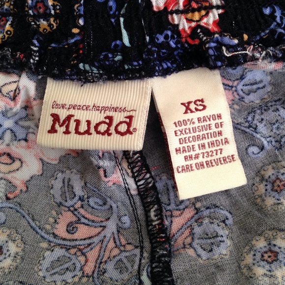 Patterned Flowy Shorts - Picture 3 of 3