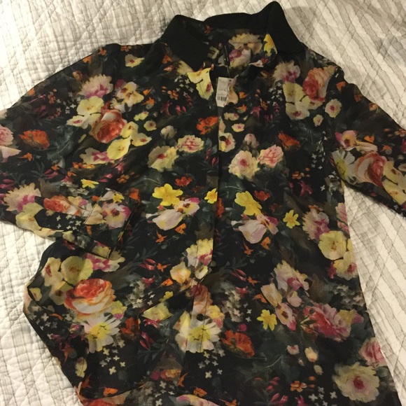 Flowery sheer top with buttons - Picture 2 of 3
