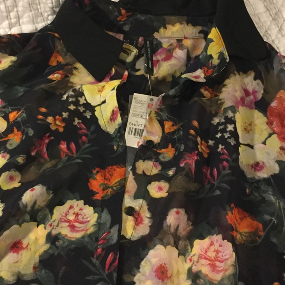 Flowery sheer top with buttons - Picture 3 of 3