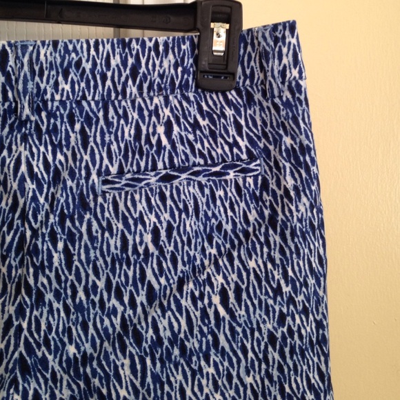 Blue & white patterned shorts - Picture 4 of 4