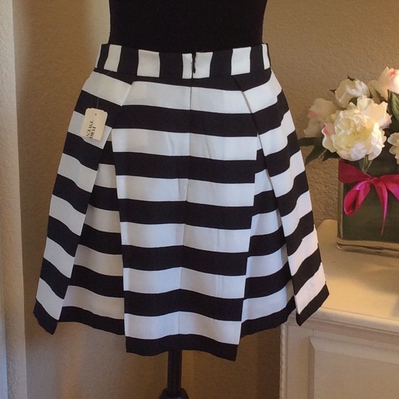 Bold Stripes, Inverted Pleats Classy Skirt 🎀 - Picture 2 of 4