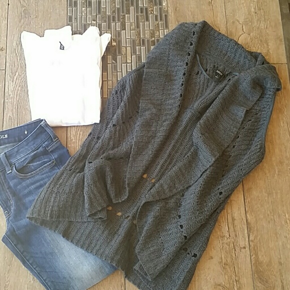 ❎SOLD IN BUNDLE❎GRAY KNIT SWEATER VEST - Picture 2 of 4