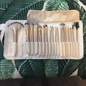 18 piece brush set with cream holster
