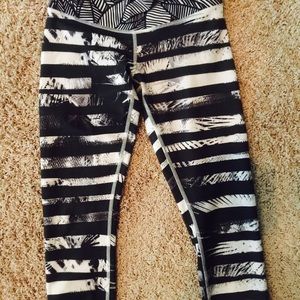 Lululemon size 4 wunder under