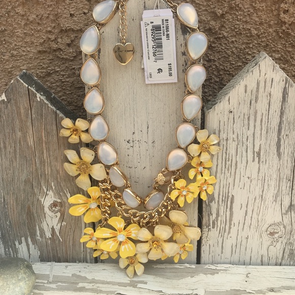 Betsey johnson flower statement necklace