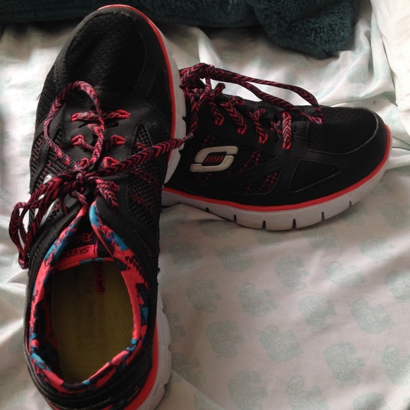 Sketchers tennis shoes