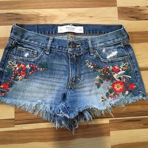 Abercrombie Embroidered Flower Shorts (0/25)