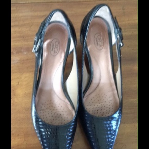 Joan & David Callalily black leather pump.