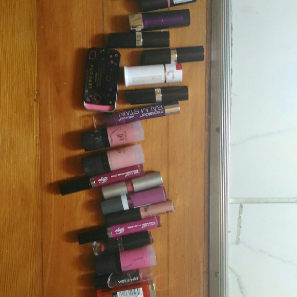 Make-up lot : lipsticks, lip gloss, cream blush