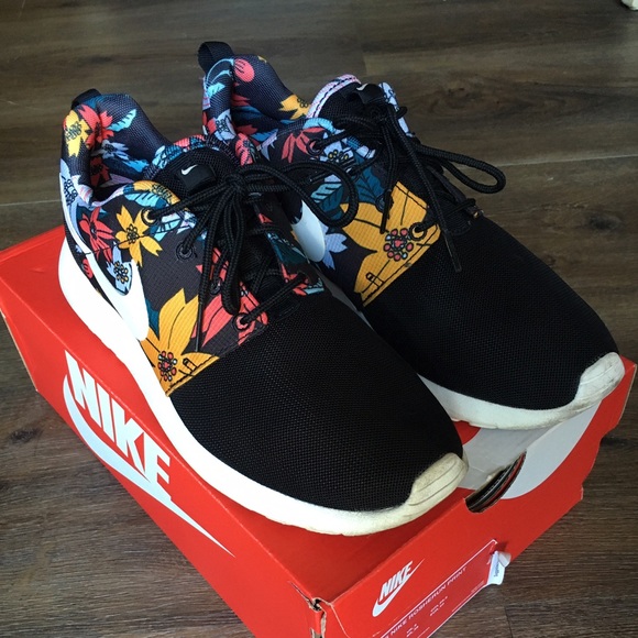 Nike Rosherun Print *size 8.5*
