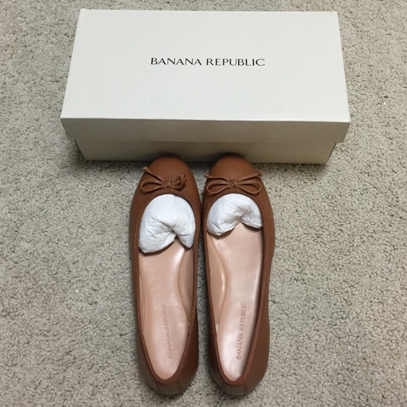 New in box Banana Republic tan leather flats. Sz 7
