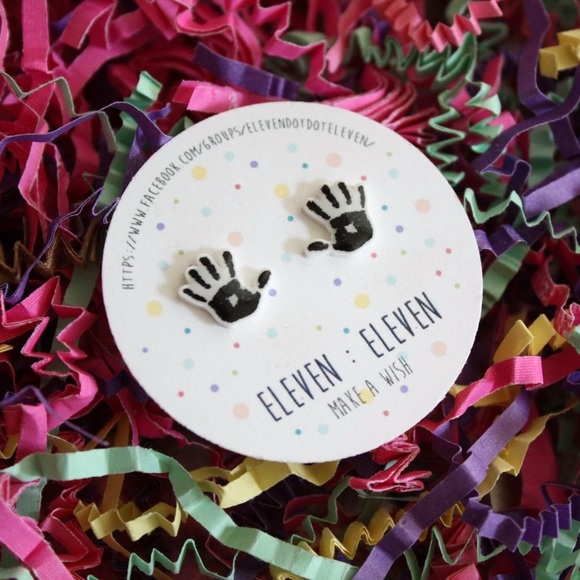 Skyrim Dark Brotherhood Hand Stud Post Earrings - Picture 1 of 3