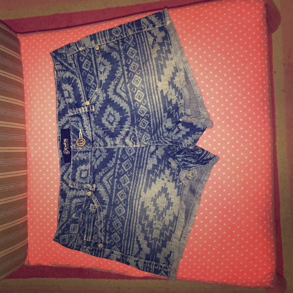 Woman's shorts Aztec print size 3!