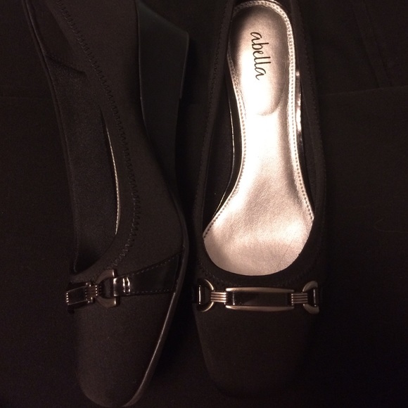 Abella 6 1/2 wide dress shoes with 1 inch heel