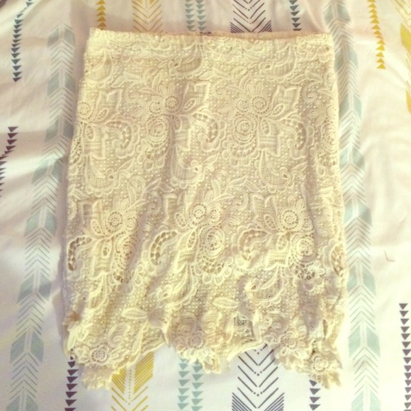 Lace hip hugging skirt
