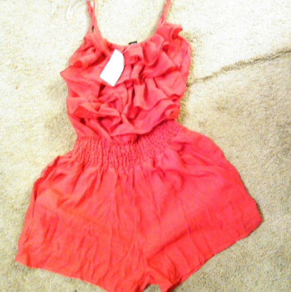 *SOLD* Ruffle Romper w/ pockets - Picture 4 of 4