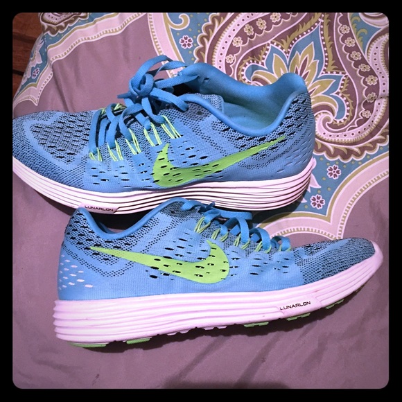 Womans nikes size 8 1/2 - Picture 1 of 2