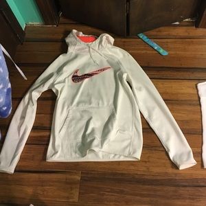 white nike sweatshirt