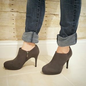 Liz Claiborne Size 6 Suede Gray Ankle Bootie