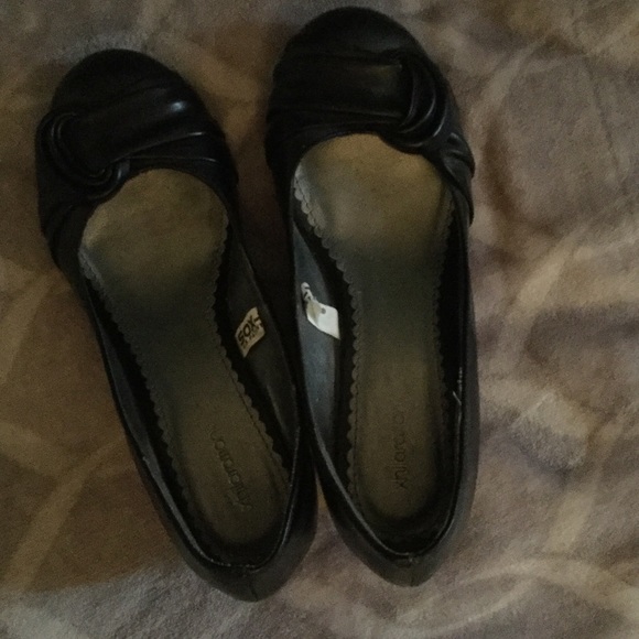 Black wedges