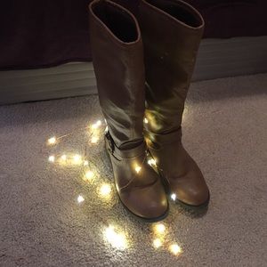 tan child's boot
