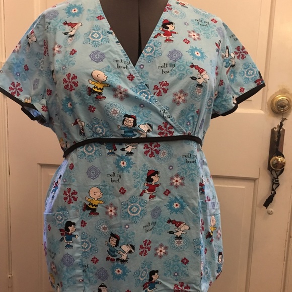 😍Peanuts Winter Scene Scrub Top😍EUC‼️