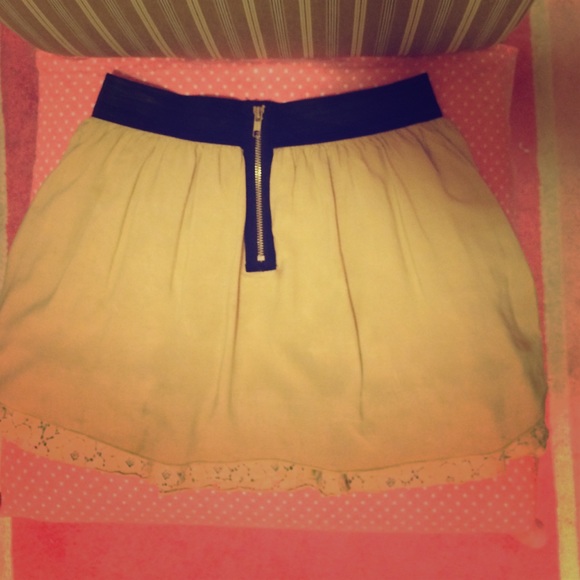 High wasted skirt with zipper and lace!