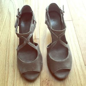 Aerosoles peep toe strappy satin gold heels