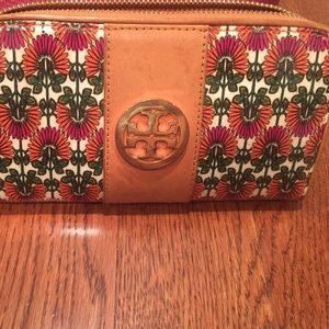 Tory burch full zip wallet!