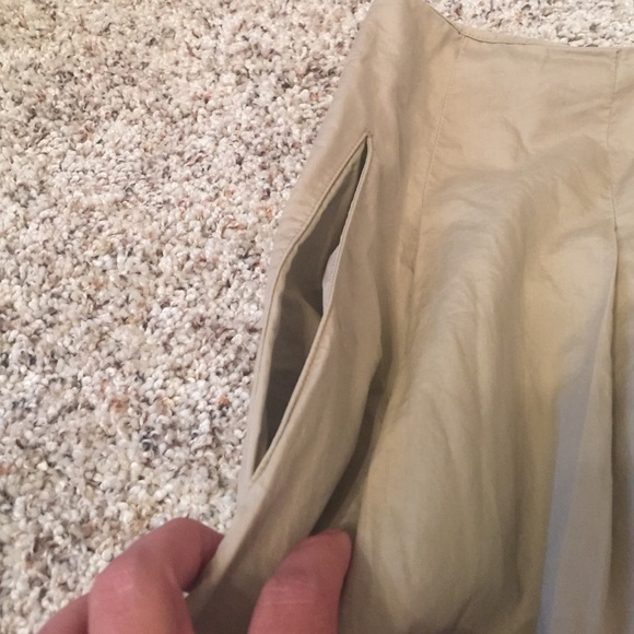 Banana Republic skirt with pockets! For the classy lady out on a sunset day! - Picture 2 of 3