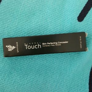 New Younique skin perfecting concealer