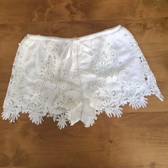Alythea Pants - 💥CLEAROUT 💥 white lace lined shorts Large 😃