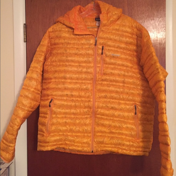 Excellent Patagonia ultra light down hoodie.