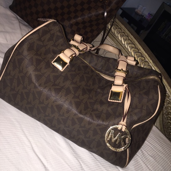 Taking offers!! MKpurse worn for only a few weeks!